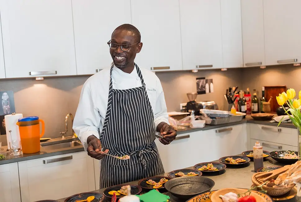 Chef préparant des recettes traditionnelles basées sur l alimentation locale africaine